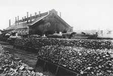 163652 Gezicht op de rechte locomotiefloods van de N.S. op het goederenemplacement Rietlanden te Amsterdam.